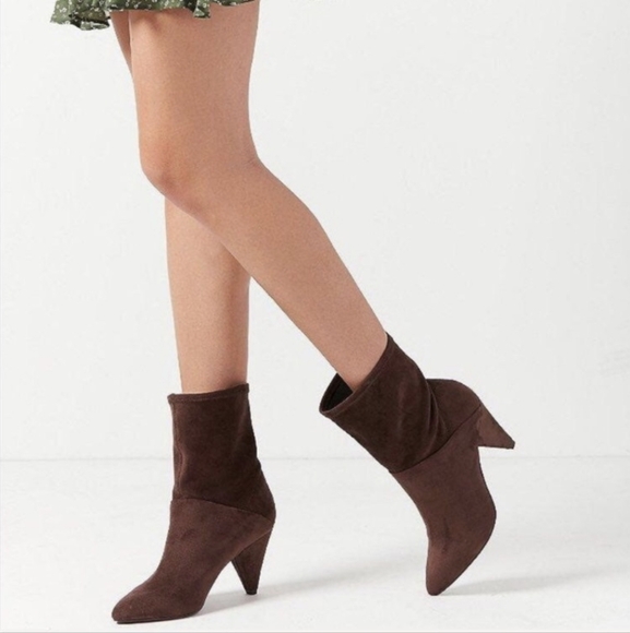 Urban Outfitters Chocolate Brown Pointed Toe suede like Boots - Picture 3 of 13